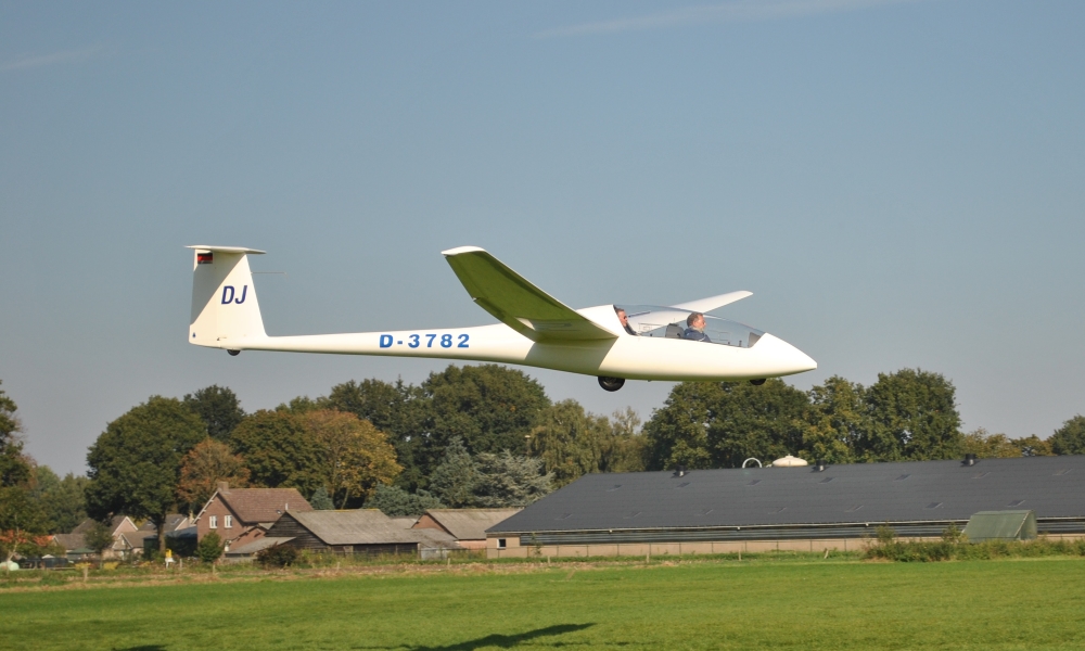 Nistelrode zweefvliegtuig landing